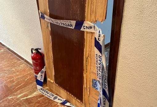 Los testigos dicen que la Policía Nacional rompió la puerta con un extintor