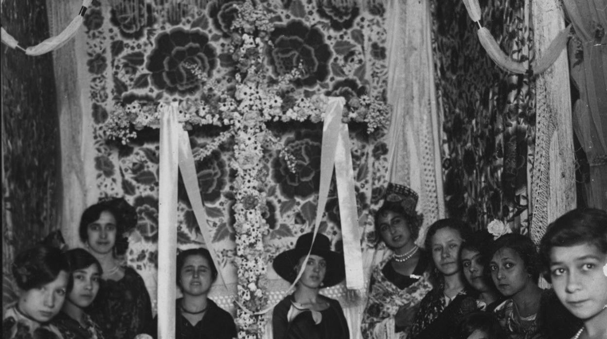 Cruz de mayo de vecinos de la calle Agustín Moreno en 1928