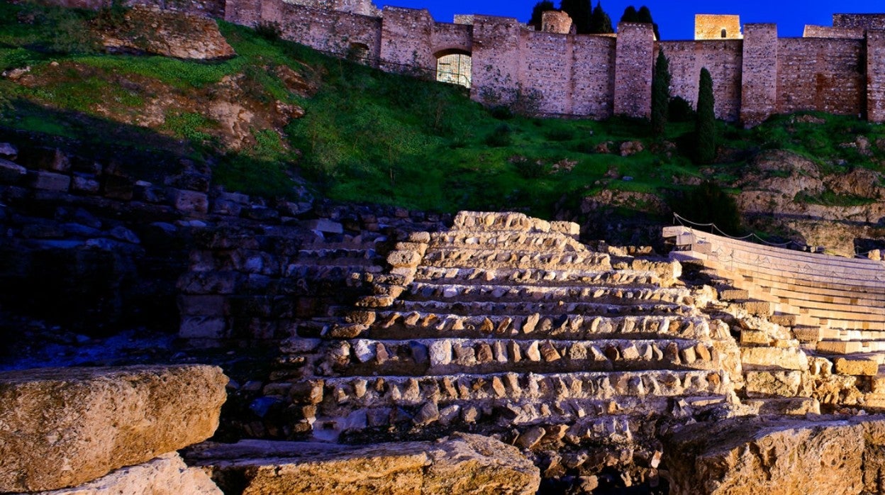 Vista nocturna de la Alcazaba y el Teatro Romano