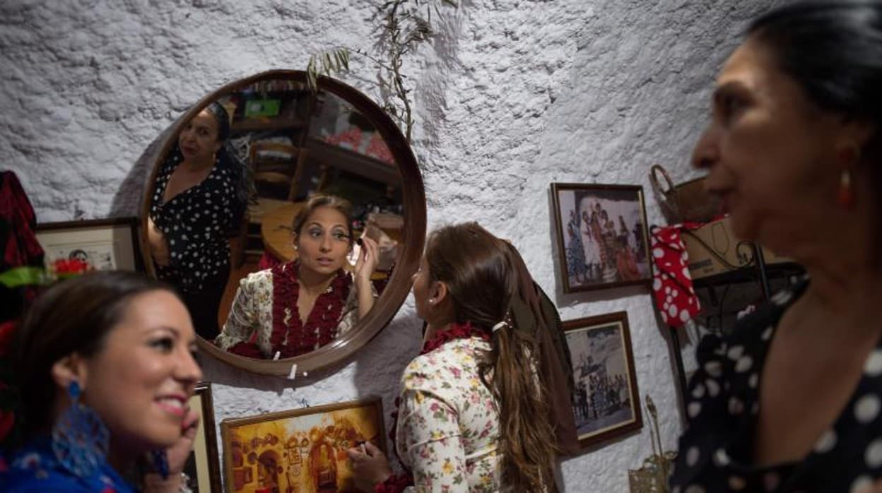Unas flamencas se preparan para una actuación en la Cueva de María la Canastera en el barrio granadino de Sacromonte