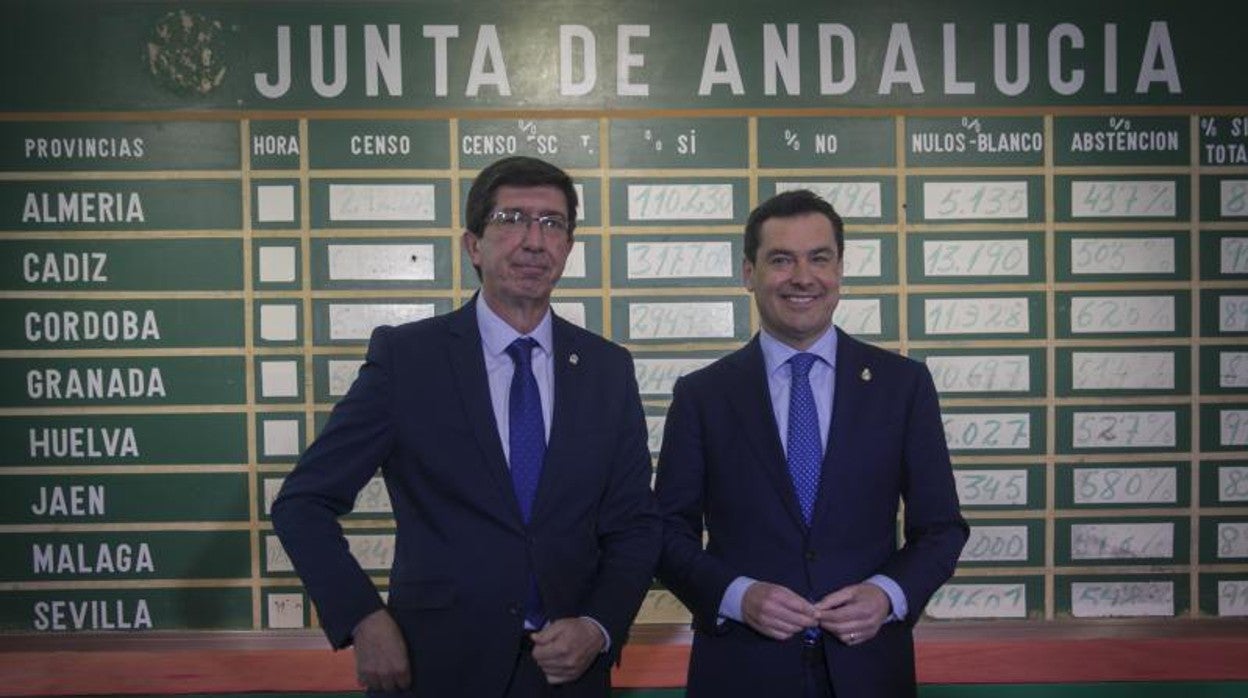 Juan Marin (i) y Juanma Moreno, en el Museo de la Autonomía en Coria del Río