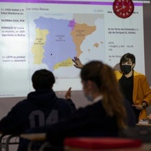 Una profesora dando clase en un colegio