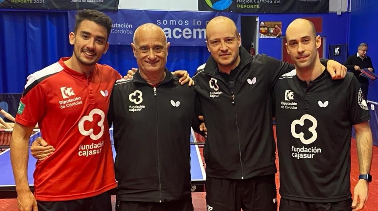 Jugadores y técnicos del Cajasur Priego en el último partido del curso 2021-2022