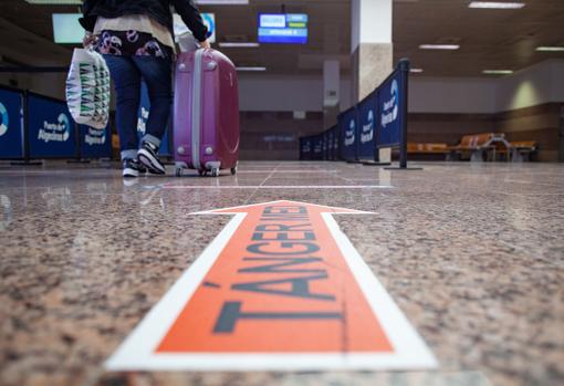 Una pasajera se dirige a la zona de embarque