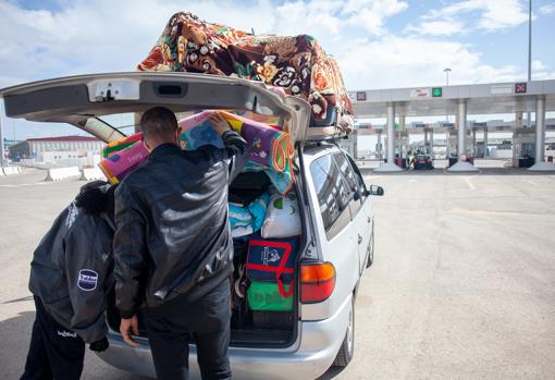 El personal de seguridad inspecciona un vehicúlo con destino a Tánger