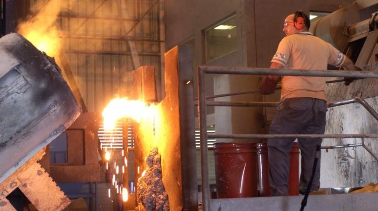 Un operario trabajando en la empresa Fundiciones Caetano, ubicada en Guillena