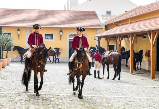 Dos jinetes de la Escola Portuguesa de Arte Ecuestre