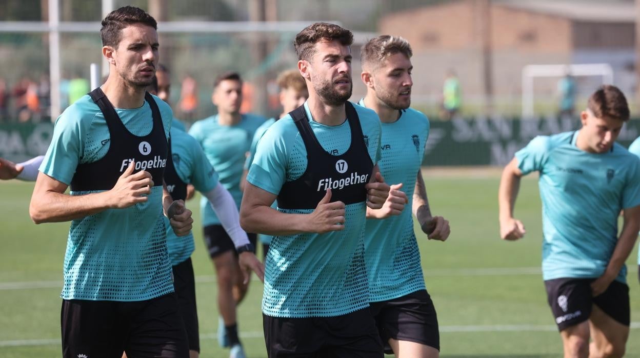 El central del Córdoba CF José Cruz, en el centro de la imagen