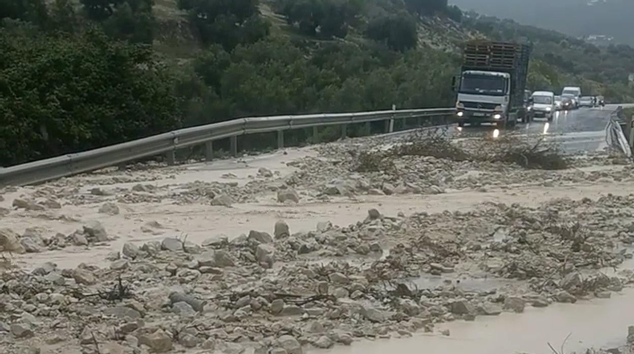 La carretera A-331, impractricable por las lluvias