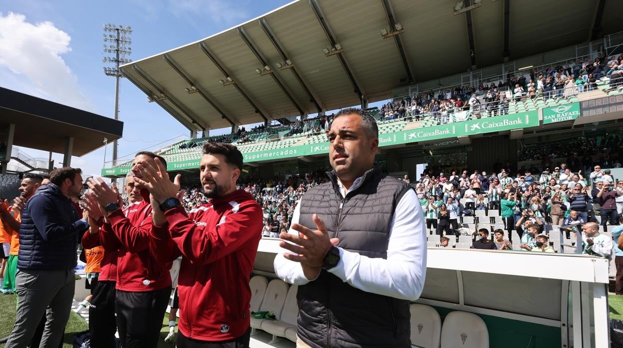 El entrador del Córdoba, Germán Crespo, saluda a sus jugadores en el último partido como local