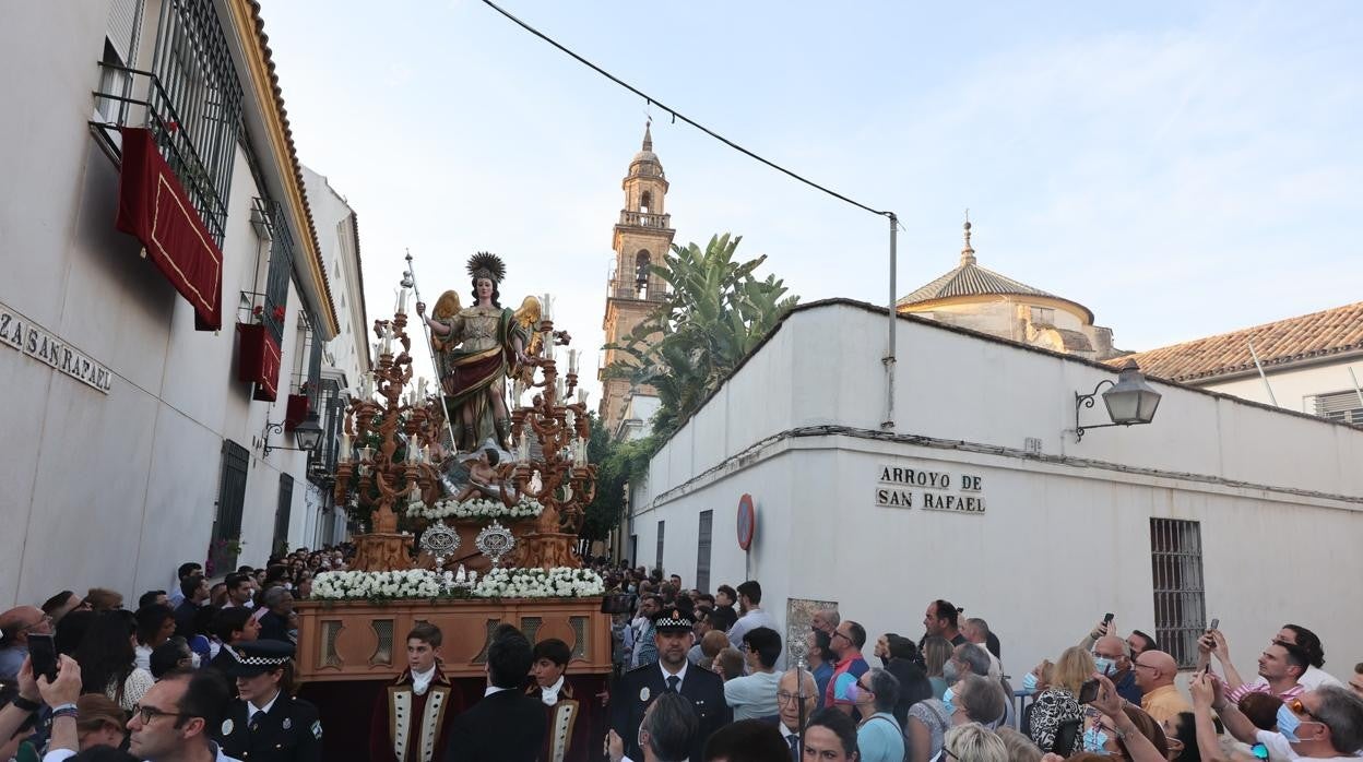 San Rafael, sobre su nuevo paso, dejando atrás su iglesia del Juramento. En el vídeo, por la calle Virgen de Villaviciosa