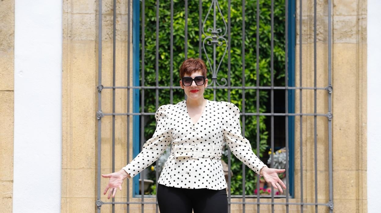 La Trini, delante del Palacio de Viana