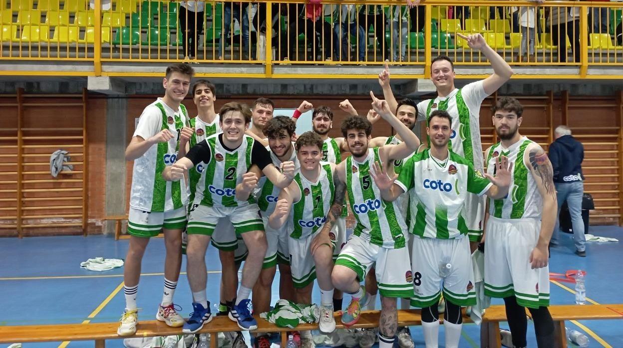 Los jugadores del Coto Ciudad de Córdoba en un partido contra la UCO