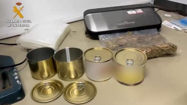 Dos detenidos en Almería por traficar con marihuana envasa al vacío en latas de atún