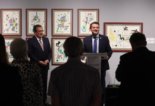 Acto de inauguración de la exposición con el alcalde