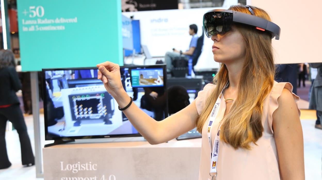 Una mujer prueba el sistema de Sostenibilidad 4.0 de Indra durante el desarrollo de una feria