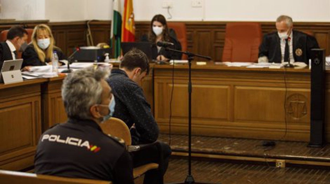 El acusado, en el banquillo, durante el juicio