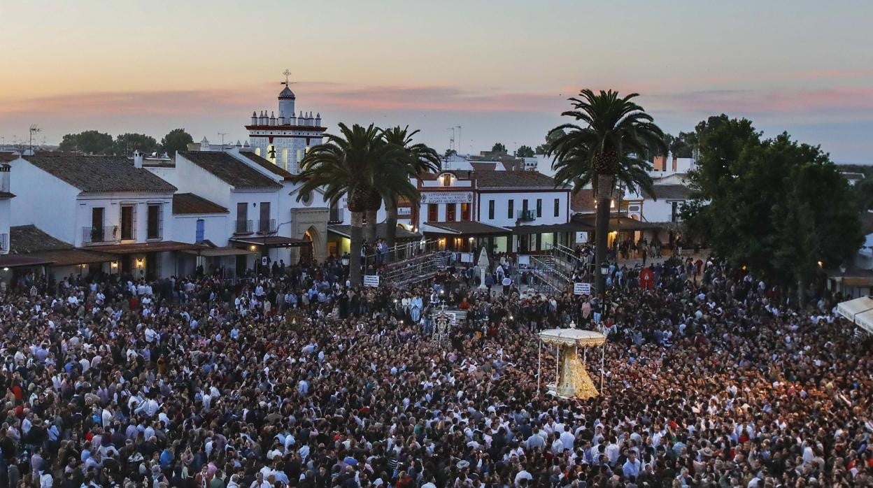 Amanece en la Aldea durante la procesión de la Virgen del Rocío