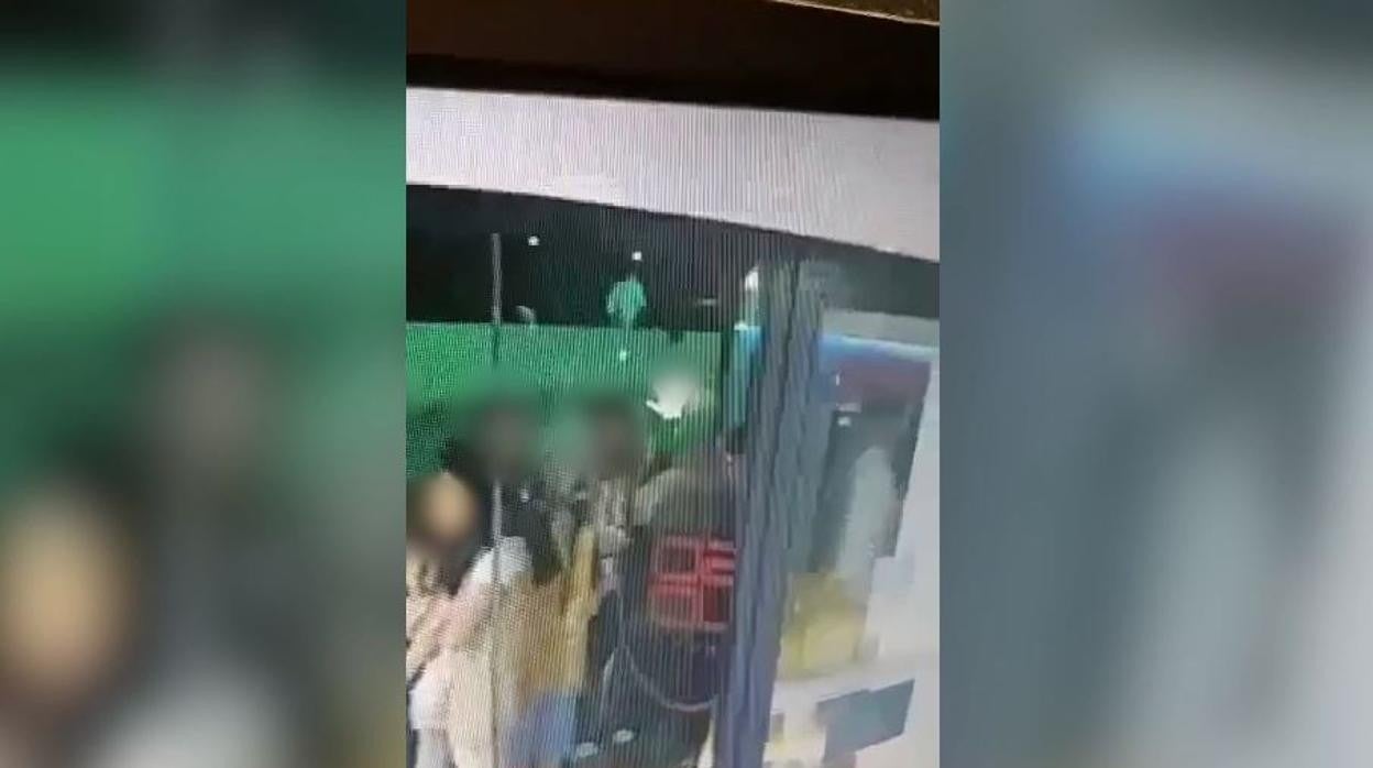 Momento en el que el joven cruza el pretil del río