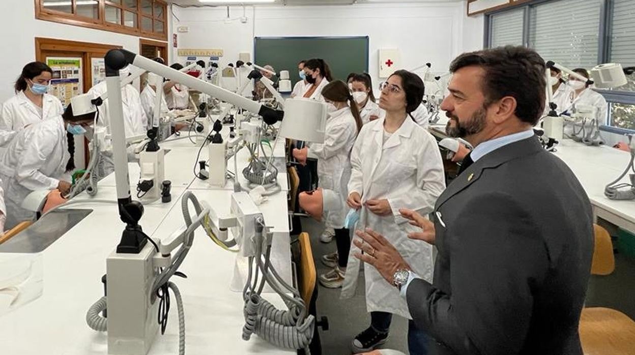 El consejero de Educación este miércoles con alumnos de FP