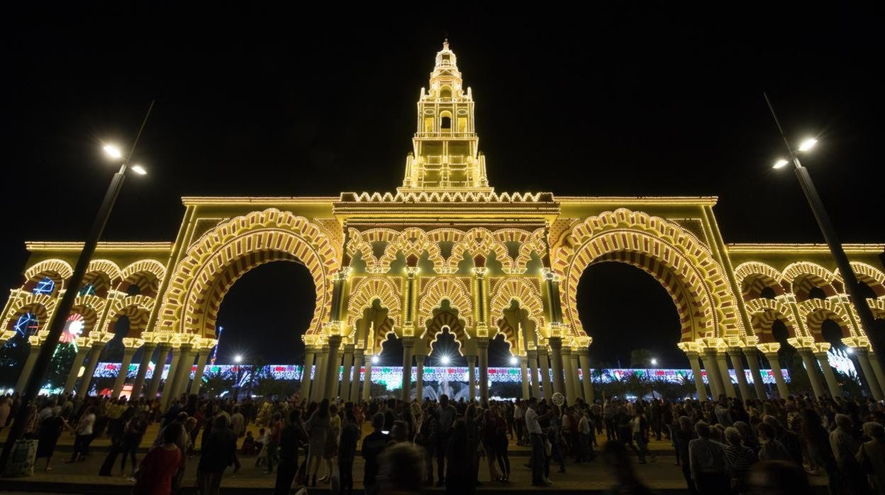 La portada de la Feria volverá a brillar en la noche del viernes (20 de mayo) al sábado