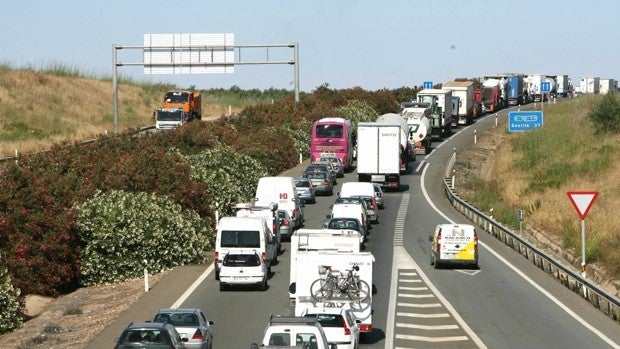 Grandes retenciones en la A-49 por un accidente en Trigueros con dos heridos y varios vehículos implicados