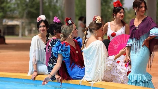 Feria de Córdoba 2022 | El intenso calor rebaja la afluencia del primer día de fiesta, marcado por la política