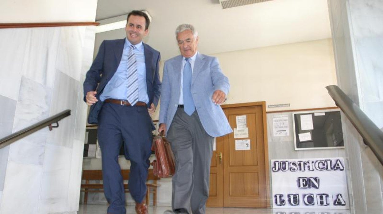 Manuel García Gallardo, a la izquierda, con su abogado Francisco Baena Bocanegra