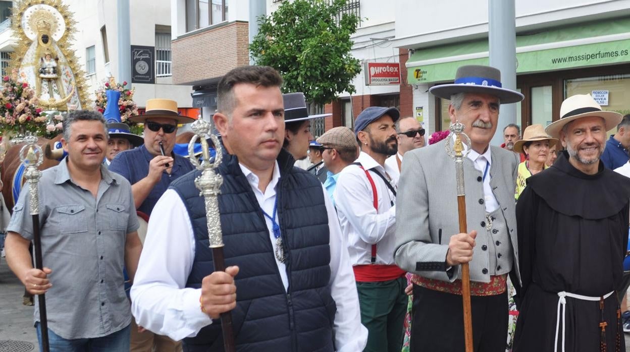 Las autoridades y, al fondo, la Virgen de Regla del Pinar