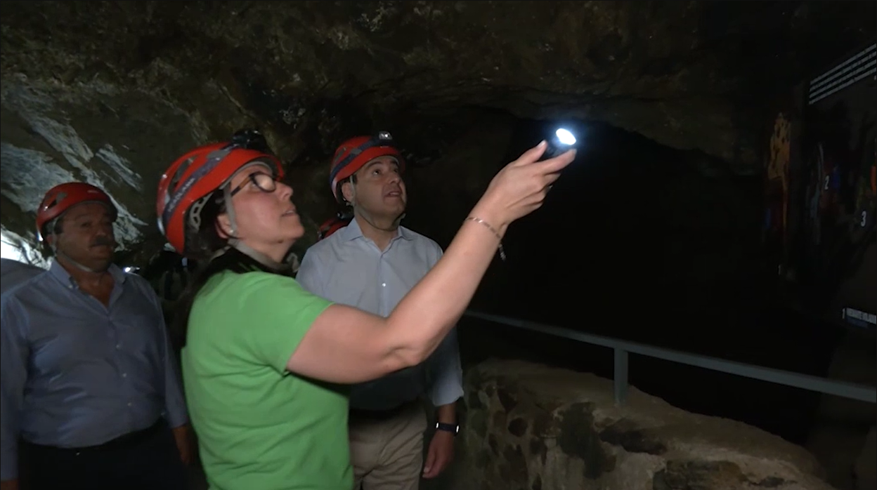 Juanma Moreno, durante su visita a la Geoda de Pulpí
