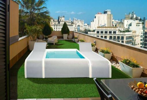 Aspecto de la piscina con sus tumbonas integradas