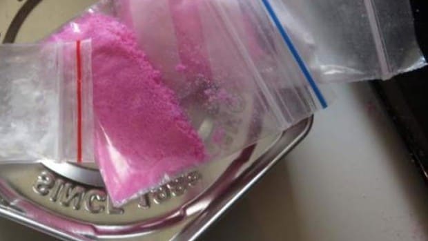 ¿Qué es la cocaína rosa? La droga de los 'niños de papá' que se descarga en viajes relámpago en la Costa del Sol