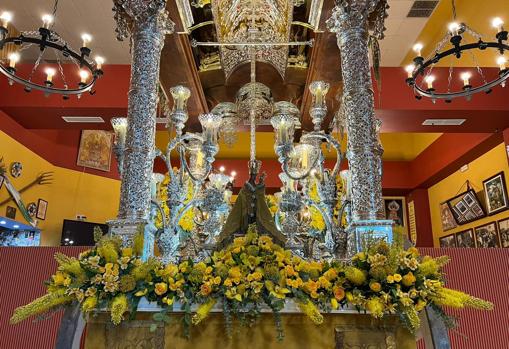 La carreta, ya preparada con la ornamentación floral