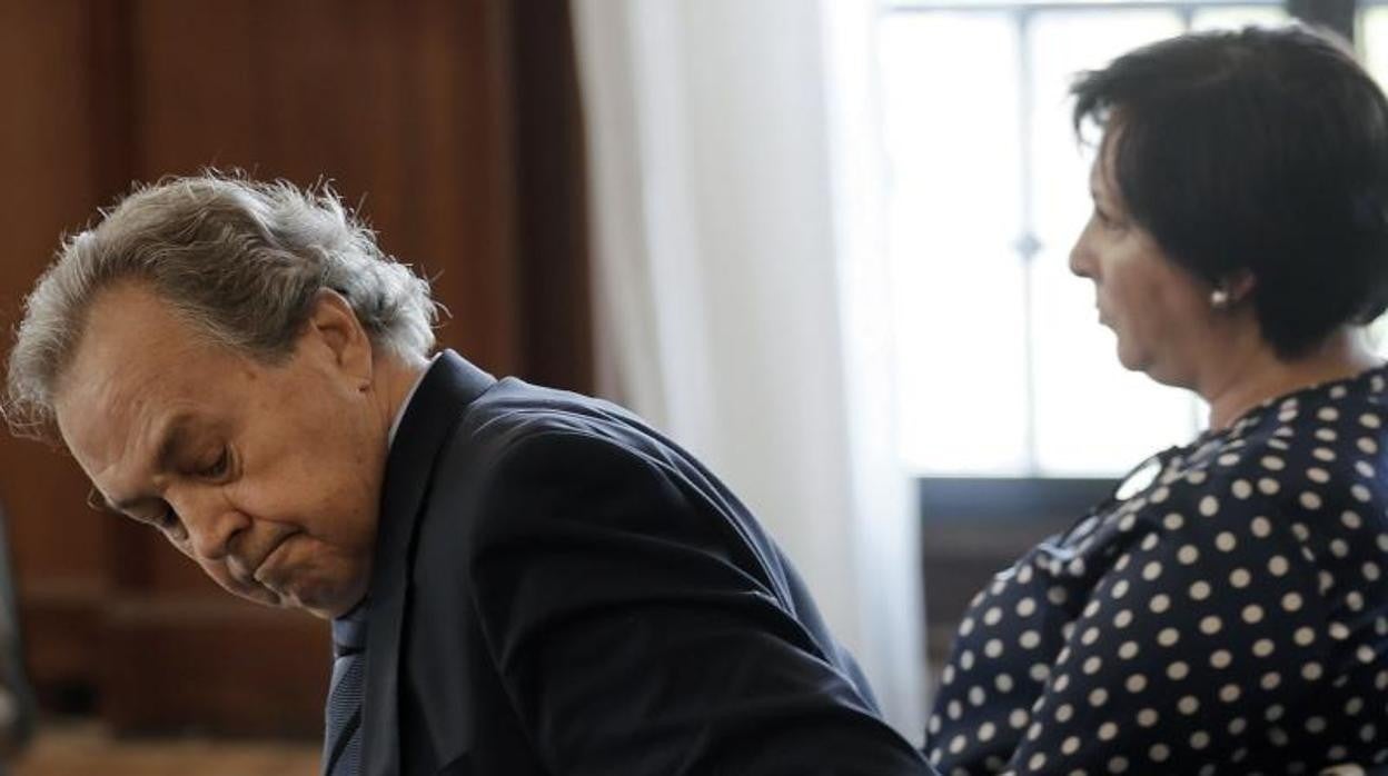 El expresidente de la sociedad pública Invercaria Tomás Pérez-Sauquillo momentos antes de declarar en la Audiencia Provincial de Sevilla en una imagen de archivo