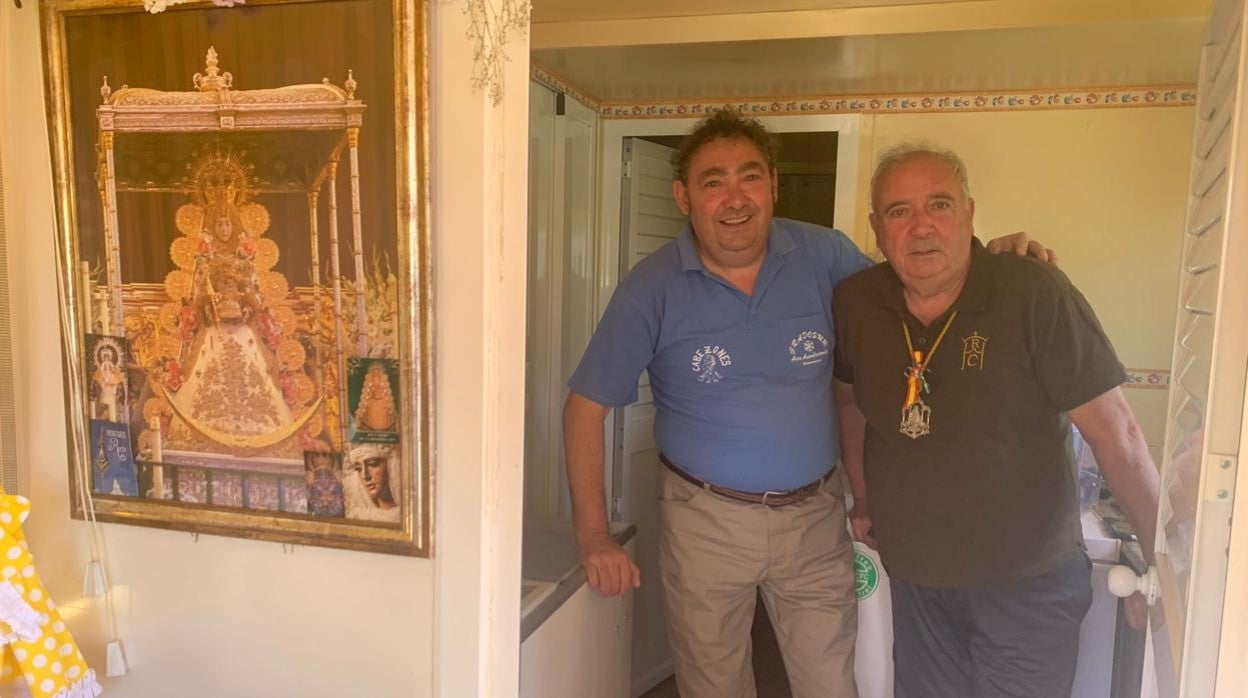 Dos romeros cordobeses, en el interior de su carriola, presidida por una imagen de la Virgen del Rocío