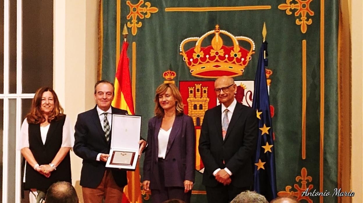 Salvador Guzmán, director del IES Aguilar y Eslava, recibe la placa de manos de la ministra