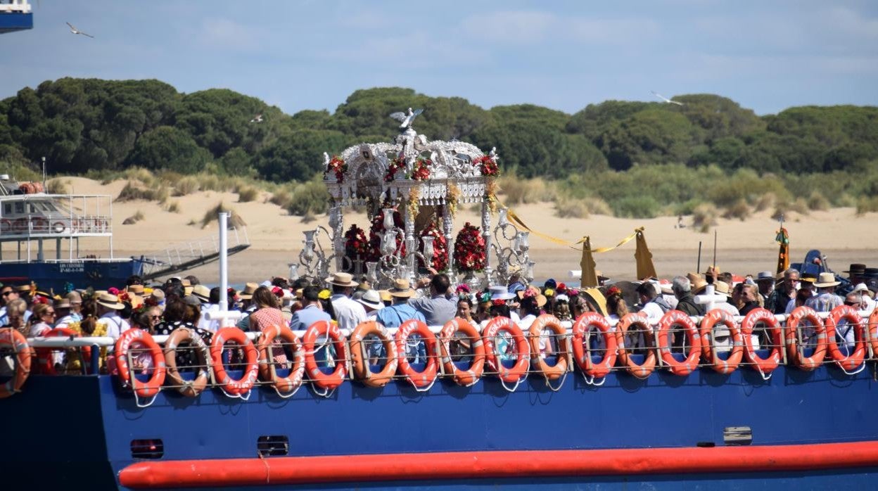 El Simpecado de la hermandad de Sanlúcar cruza el Guadalquivir