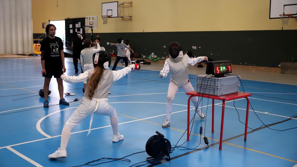 Las tiradoras entrenan en las instalaciones del colegio El Carmen