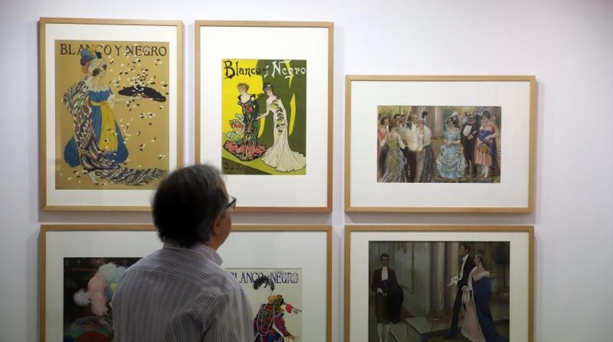 Un visitante de la exposición sobre el pintor Lozano Sidro