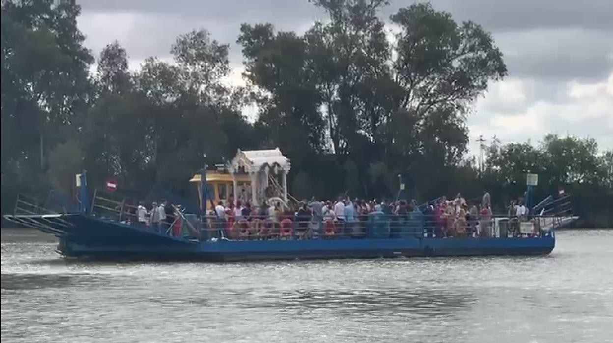 La carreta del Simpecado y los hermanos del Rocío, cruzando el Guadalquivir por Coria del Río