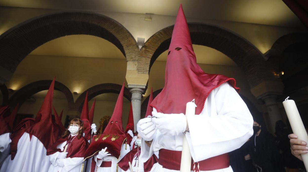 Nazarenos de la hermandad del Descendimiento, el pasado Viernes Santo