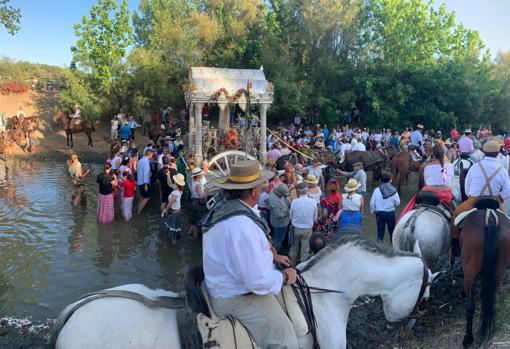 El Simpecado del Rocío de Córdoba, en el Vado del Quema