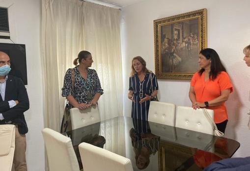 El salón de la vivienda, con algunos de los participantes en el acto de inauguración y bendición