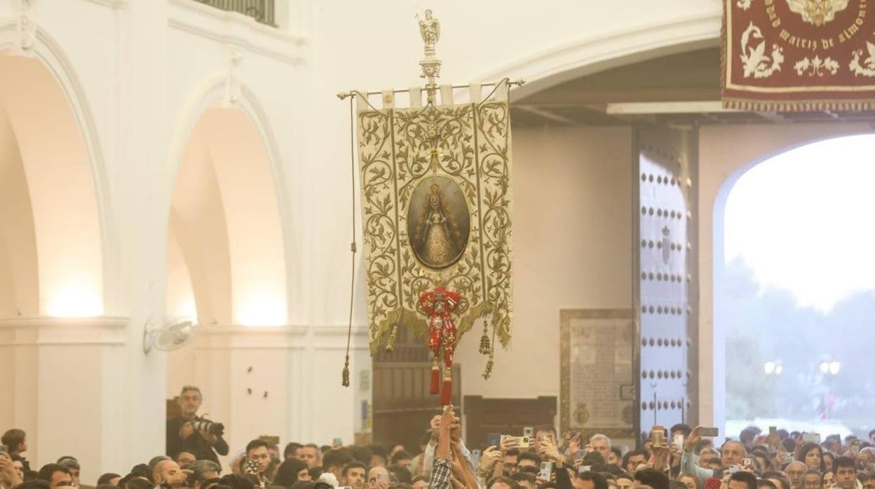 El Simpecado de Córdoba, en el momento de presentarse ante la Virgen en la ermita este lunes de Pentocostés