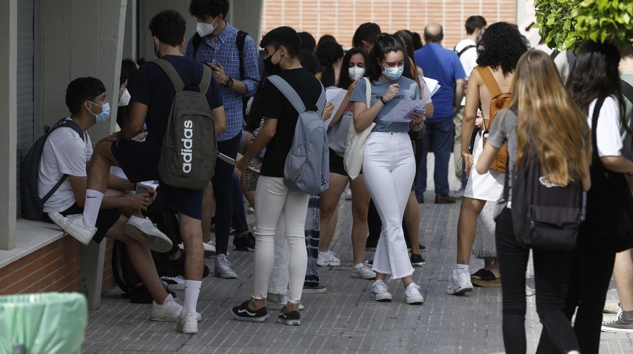 Jóvenes esperan para realizar su PEvAU en junio de 2021 en Córdoba