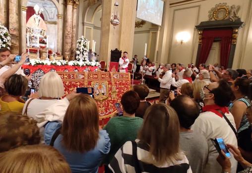 Devotos de San Fermín admiran el capotico