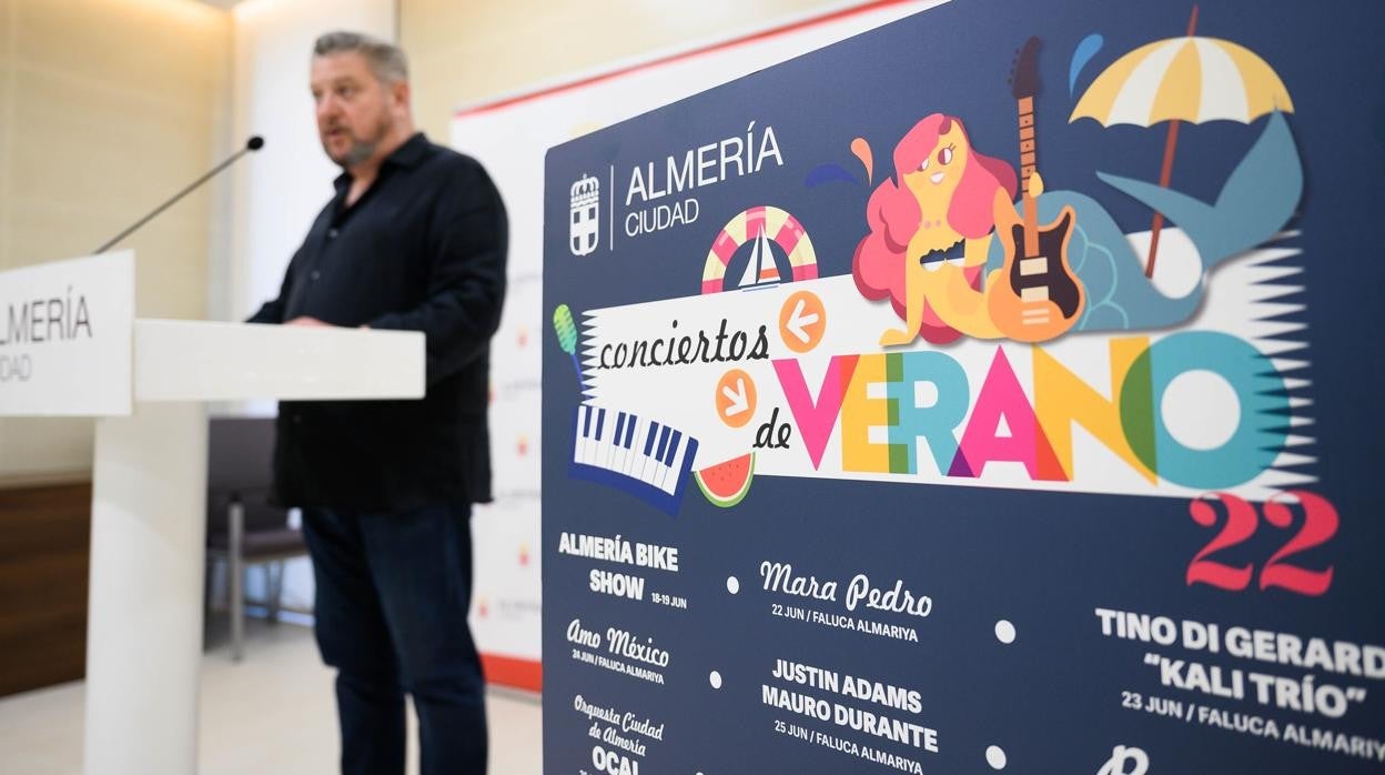El concejal de Cultura del Ayuntamiento de Almería, Diego Cruz, durante la presentación