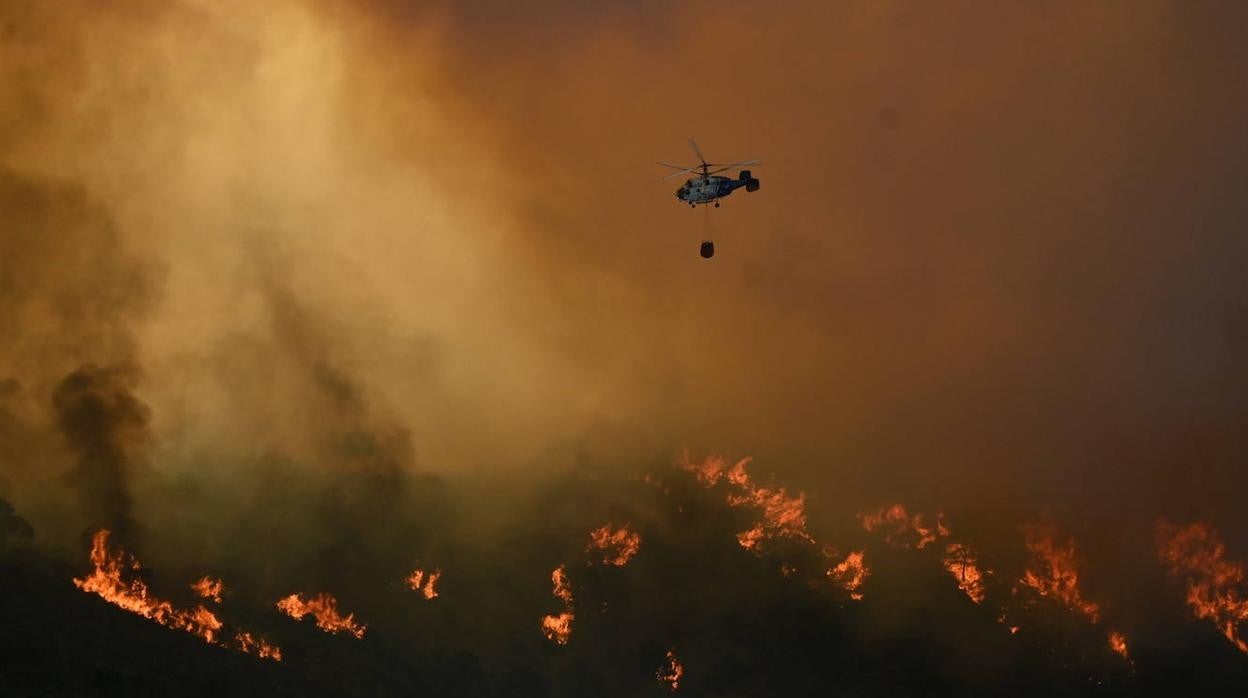 Los efectivos continúan luchando contra el incendio declarado en el municipio malagueño de Pujerra
