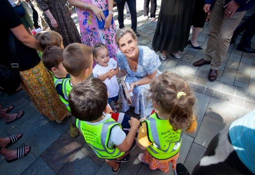 Sophie Rhys-Jones conversa con varios niños gibraltareños