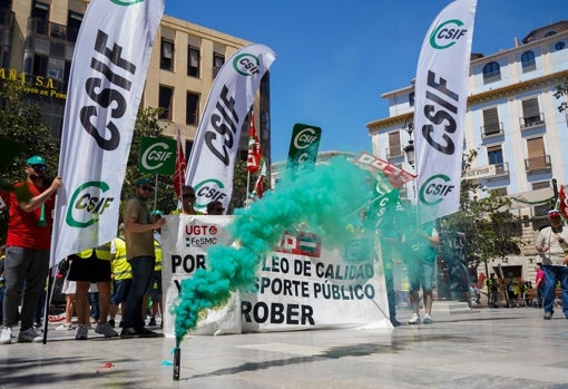 La huelga de autobuses se recrudece en Granada a dos días del Corpus